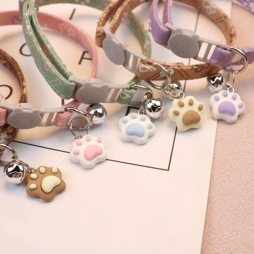 Niedliches Haustierhalsband mit Glocke